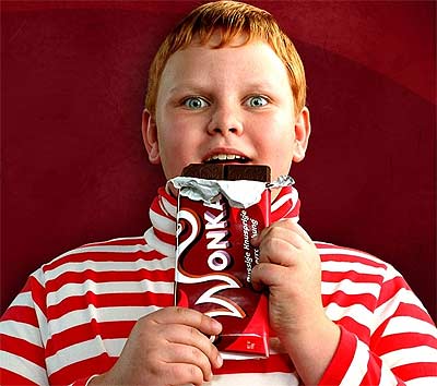 IMAGEN NINO COMIENDO GOLOSINA imagen nino comiendo golosina: