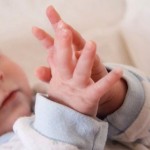El bebe y sus manos