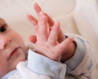 El bebé y sus manos 