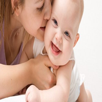 Importancia de las caricias en los bebés