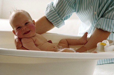 Cómo bañar al bebé recién nacido recomendaciones