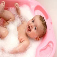 Cómo bañar al bebé recién nacido